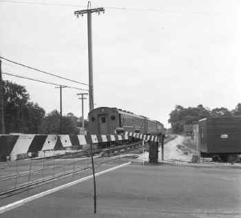 58. MU Train W-Spfd Blvd-Laurelton-View E - 08-16-58 (Faxon-Keller).jpg (94008 bytes)